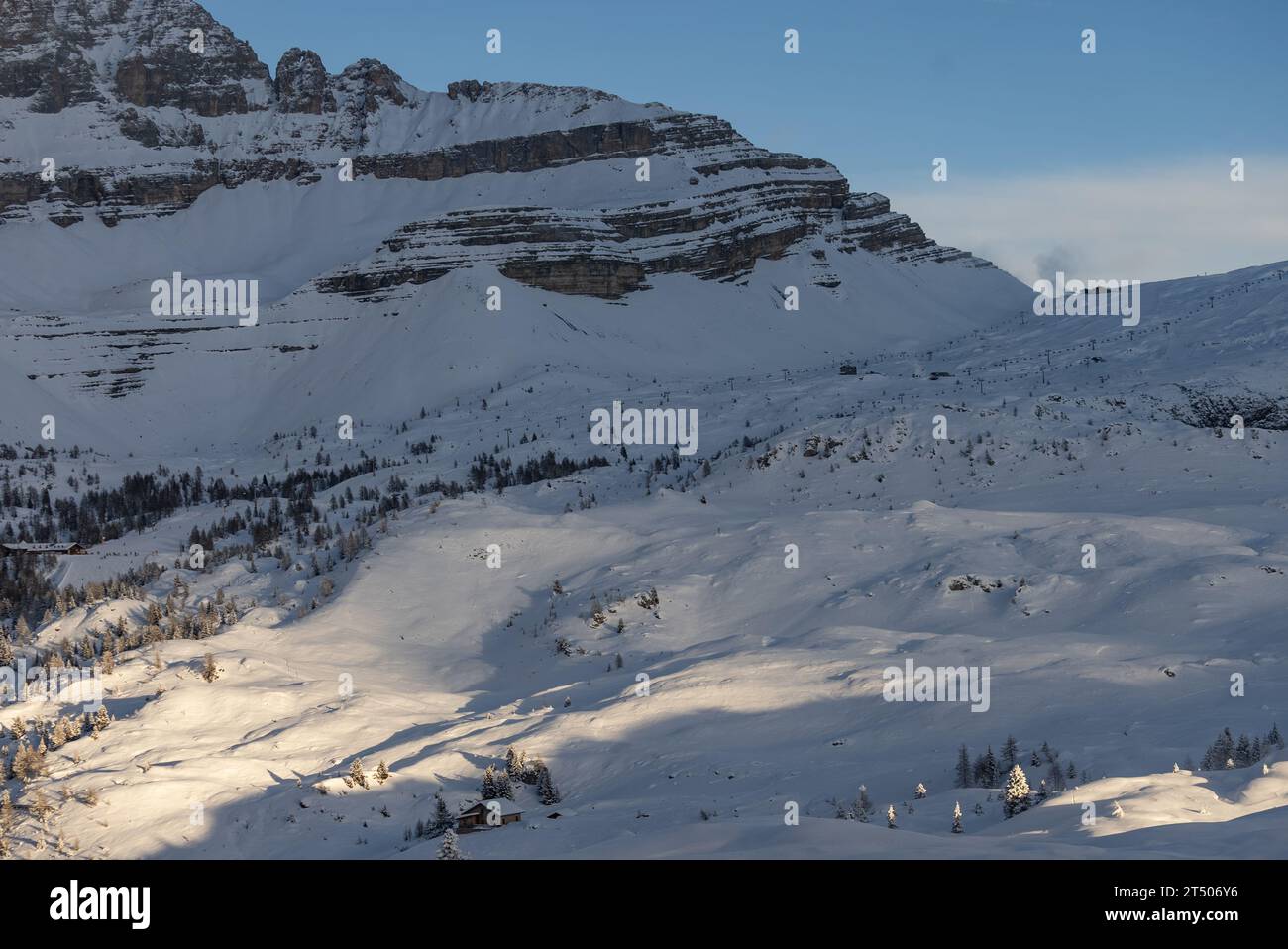 Winter-dolomiten in Italien. Winter im Dorf Madonna di Campiglio und einem Skigebiet in Italien. Madonna di Madonna di Campiglio und ursus Snowpark in Val Stockfoto