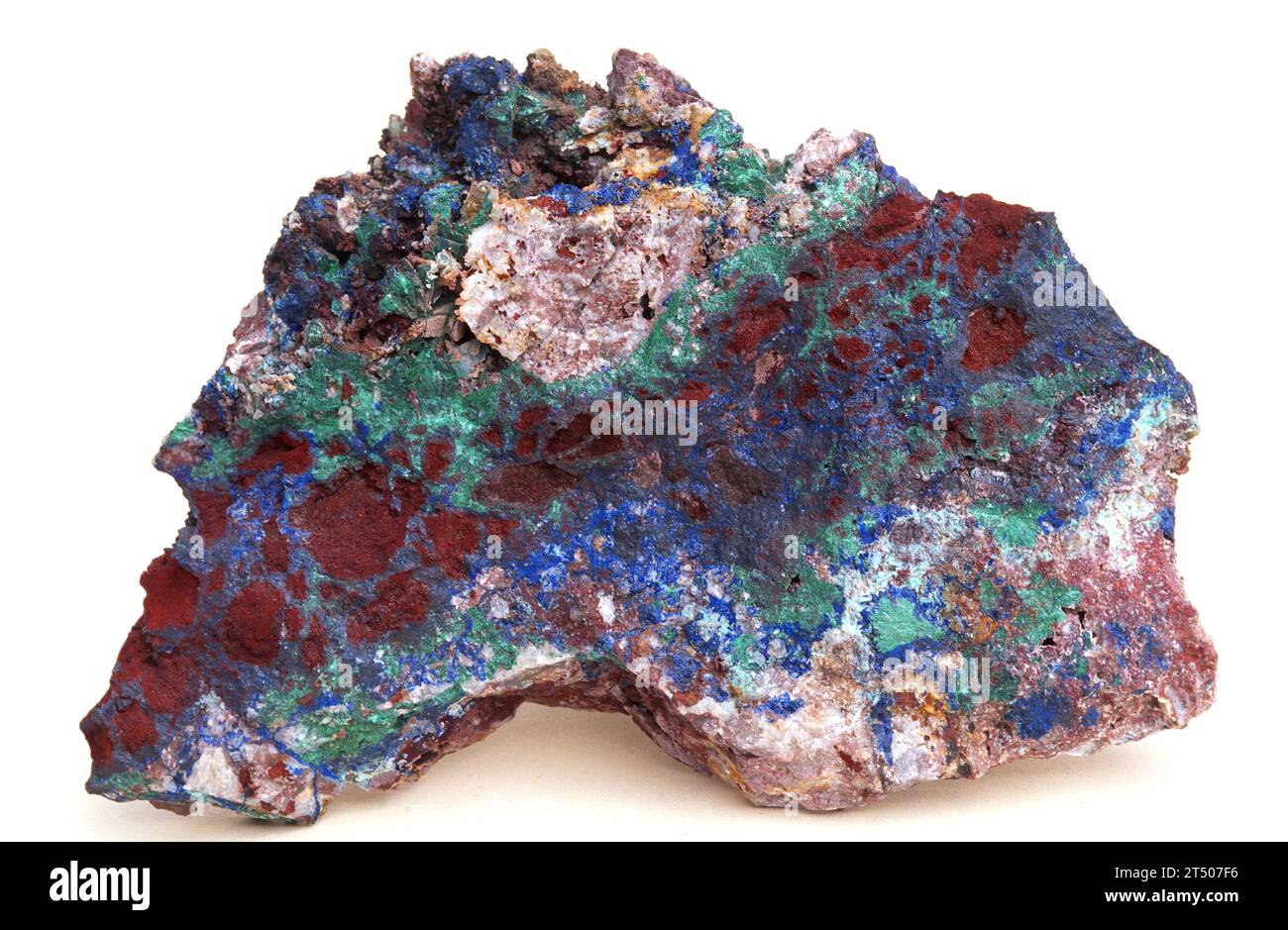 Cyprit (rot) mit Azurit (blau) und Malachit (grün). Alle diese Baumminerale sind Kupfererz. Stockfoto