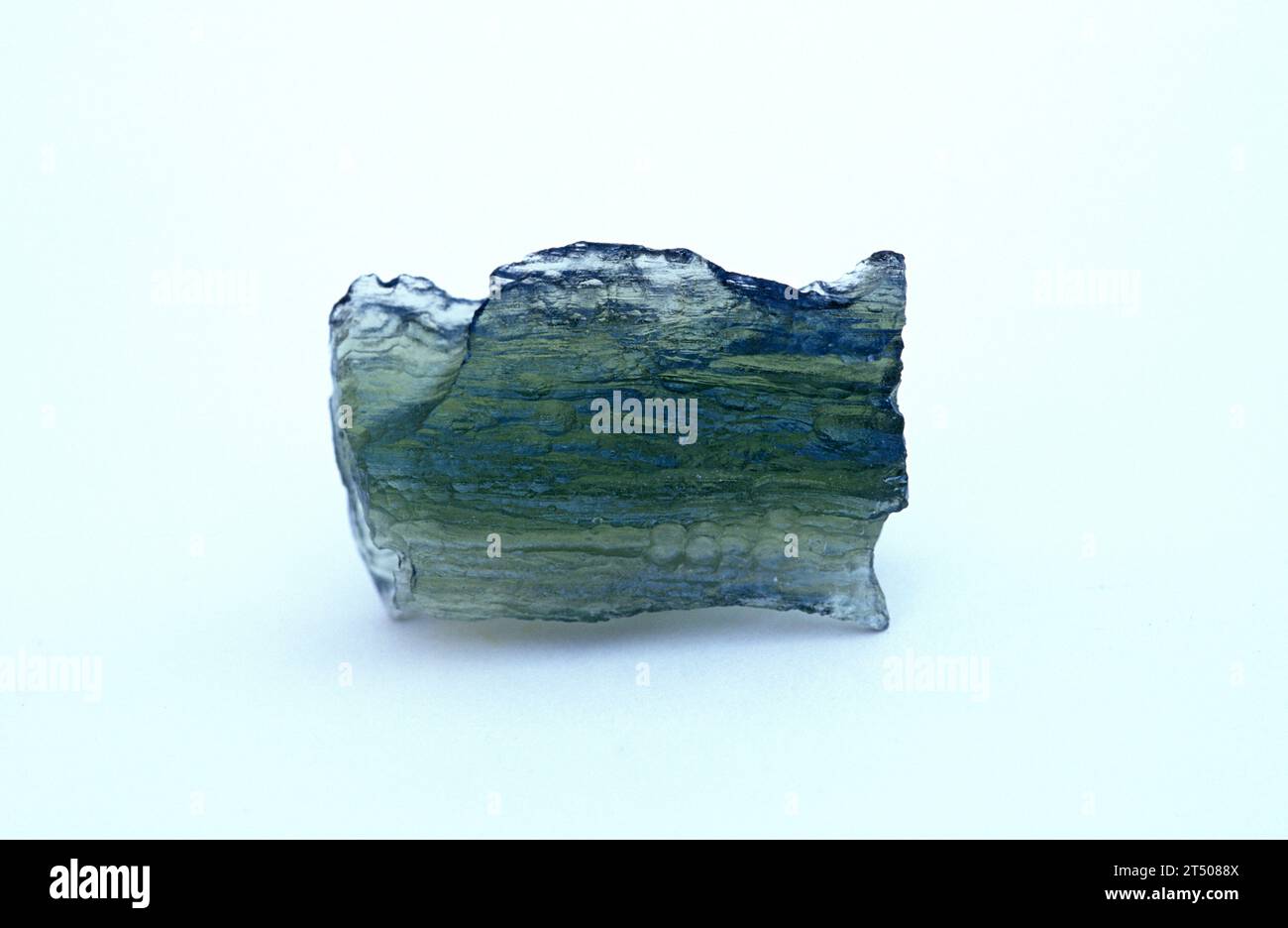 Moldavita ist ein Glasgestein, das durch den Meteoritenschlag auf ein anderes Gestein entsteht. Beispiel. Stockfoto