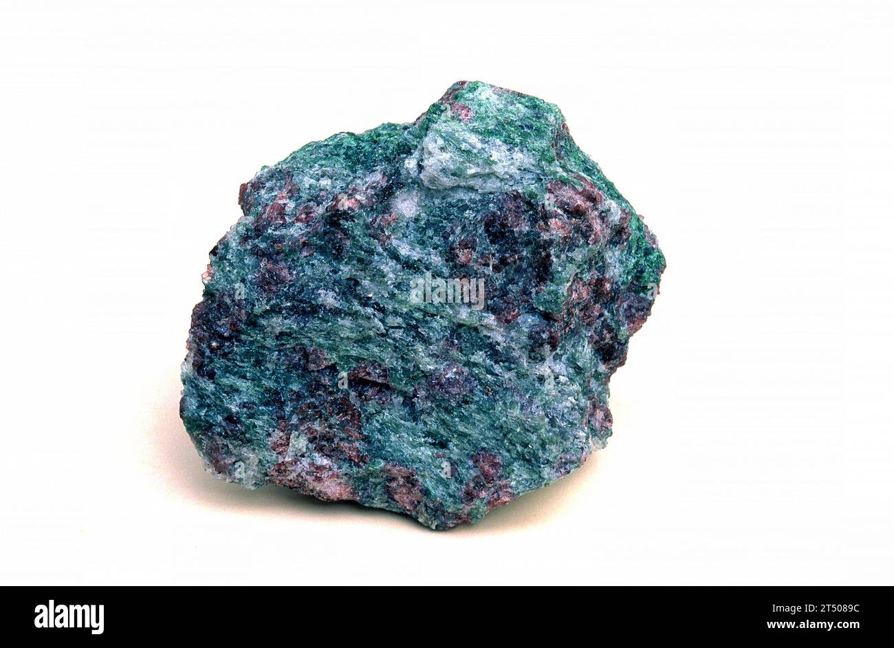 Omphacite (grün) ist ein Silikat-Mineral aus der Pyroxengruppe. Probe mit Granat (rot). Stockfoto