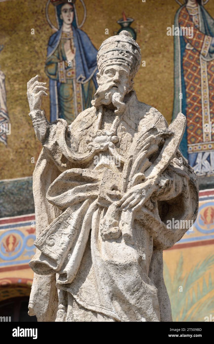 Barocke Statue auf der Brüstungsbalustrade (1702 n. Chr.), Basilika di Santa Maria in Trastevere, Rom, Italien Stockfoto