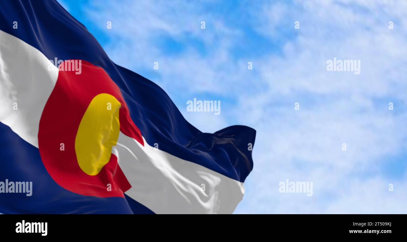 Nahaufnahme der Flagge des Bundesstaats Colorado, die an klaren Tagen im Wind winkt. Drei blaue, weiße und blaue Streifen. Rotes C mit goldener Scheibe oben. 3D Abbildung r Stockfoto