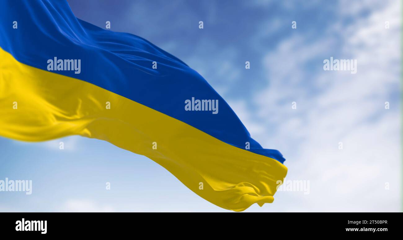 Nahaufnahme der ukrainischen Nationalflagge, die an einem klaren Tag winkt. Zwei horizontale Streifen von Blau oben und Gelb unten. 3D-Darstellung. Ripplin Stockfoto