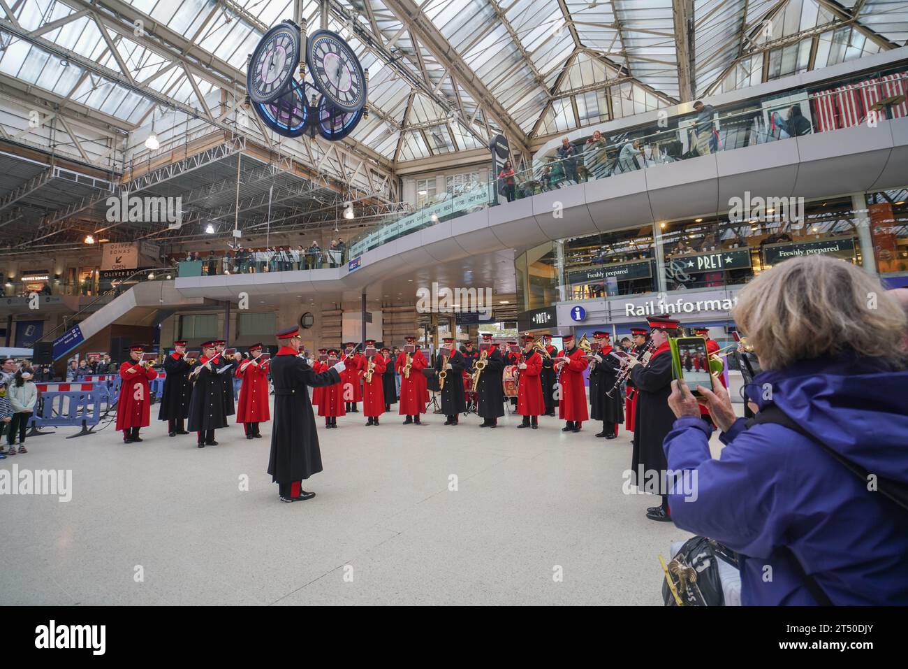 London, Großbritannien. 2. November 2023. Die Band der Grenadier-Garde der Haushaltsabteilung tritt auf der Waterloo Station als Teil des Mohnappells der Royal British Legion auf, bevor das Vereinigte Königreich den Gedenktag beobachtet, um an den Briitish and Commonwealth Militär aus früheren Konflikten Credit amer ghazzal/Alamy Live News zu erinnern Stockfoto
