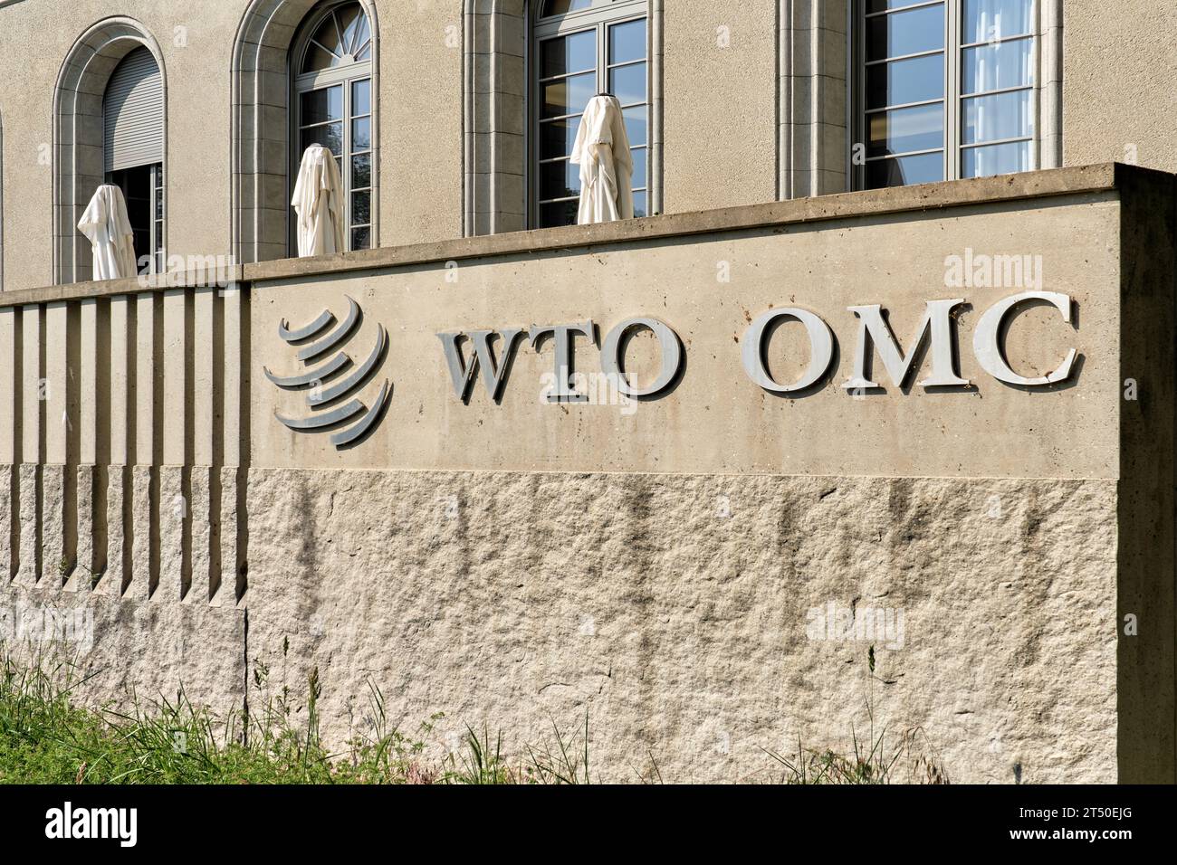 Genf, Schweiz - 10. juni 2023: Zeichen und Logo des Center William Rappard, Sitz der Welthandelsorganisation (WTO) Stockfoto Genf, Schweiz - 10. juni 2023: Zeichen und Logo des Center William Rappard, Sitz der Welthandelsorganisation (WTO) Stockfoto