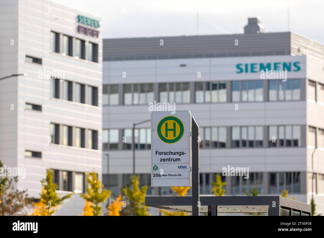01.11.2023 Reportage Siemens Logo, Logos, Schriftzüge, Markennamen, Warenzeichen, Markenzeichen, Signets, auf dem neuen Siemens Campus in Erlangen Bushaltestelle an einer öffentlichen Straße im Siemens Campus, Haltestelle Forschungszentrum an der Max-Planck-Straße Erlangen Bayern Deutschland *** 01 11 2023 Reportage Siemens Logo, Logos, Schriftzeichen, Markennamen, Warenzeichen, Schilder, auf dem neuen Siemens Campus in Erlangen Bushaltestelle an einer öffentlichen Straße im Siemens Campus, Bushaltestelle Forschungszentrum an der Max-Planck-Straße Erlangen Bayern Deutschland Credit: Imago/Alamy Live News Stockfoto