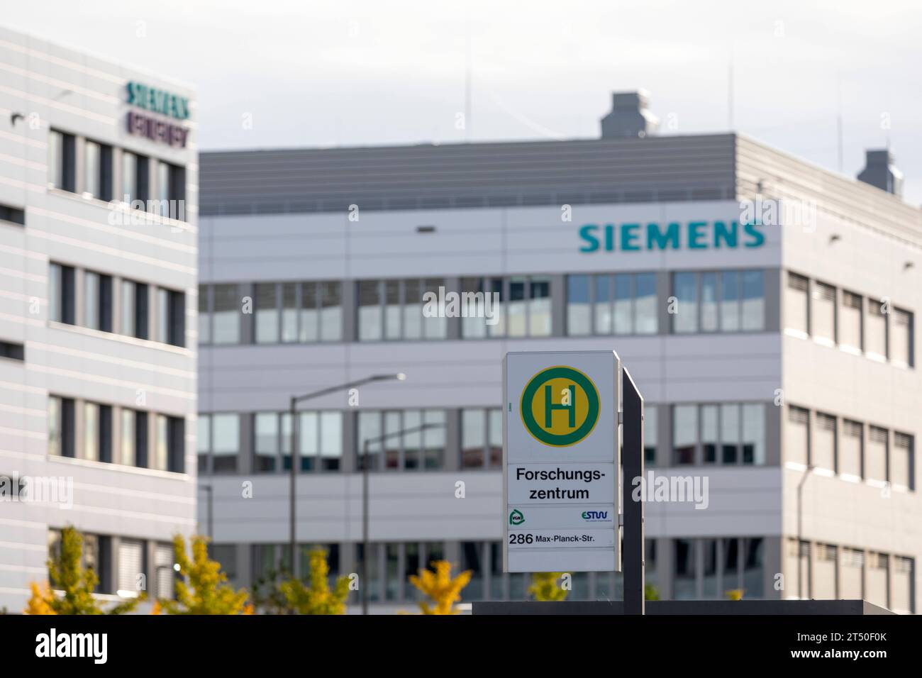 01.11.2023 Reportage Siemens Logo, Logos, Schriftzüge, Markennamen, Warenzeichen, Markenzeichen, Signets, auf dem neuen Siemens Campus in Erlangen Bushaltestelle an einer öffentlichen Straße im Siemens Campus, Haltestelle Forschungszentrum an der Max-Planck-Straße Erlangen Bayern Deutschland *** 01 11 2023 Reportage Siemens Logo, Logos, Schriftzeichen, Markennamen, Warenzeichen, Schilder, auf dem neuen Siemens Campus in Erlangen Bushaltestelle an einer öffentlichen Straße im Siemens Campus, Bushaltestelle Forschungszentrum an der Max-Planck-Straße Erlangen Bayern Deutschland Credit: Imago/Alamy Live News Stockfoto