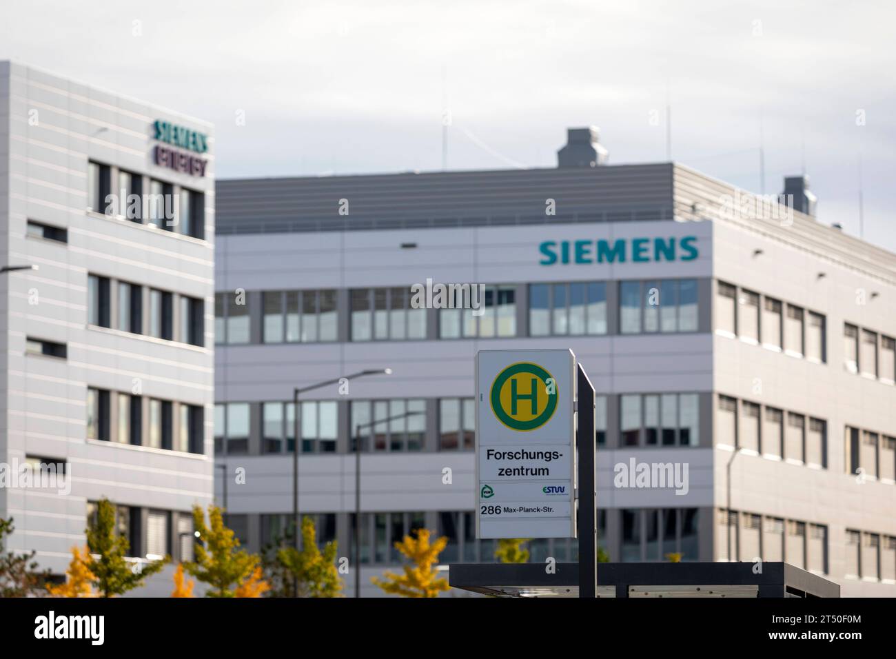01.11.2023 Reportage Siemens Logo, Logos, Schriftzüge, Markennamen, Warenzeichen, Markenzeichen, Signets, auf dem neuen Siemens Campus in Erlangen Bushaltestelle an einer öffentlichen Straße im Siemens Campus, Haltestelle Forschungszentrum an der Max-Planck-Straße Erlangen Bayern Deutschland *** 01 11 2023 Reportage Siemens Logo, Logos, Schriftzeichen, Markennamen, Warenzeichen, Schilder, auf dem neuen Siemens Campus in Erlangen Bushaltestelle an einer öffentlichen Straße im Siemens Campus, Bushaltestelle Forschungszentrum an der Max-Planck-Straße Erlangen Bayern Deutschland Credit: Imago/Alamy Live News Stockfoto