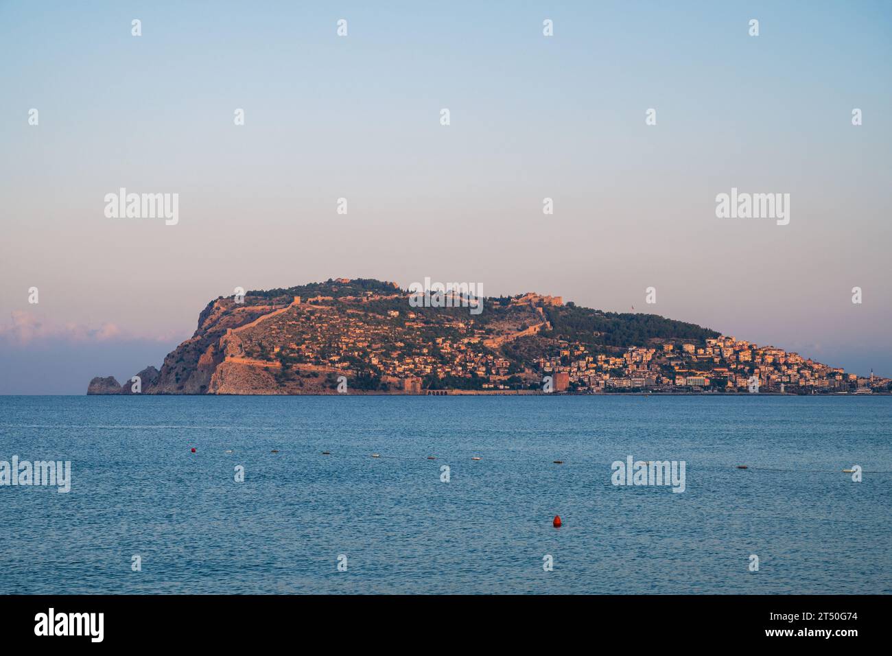 Wunderschöne Sonnenaufgangsszene am Strand von Alanya mit Blick auf die berühmte Insel Alanya in der Türkei Stockfoto