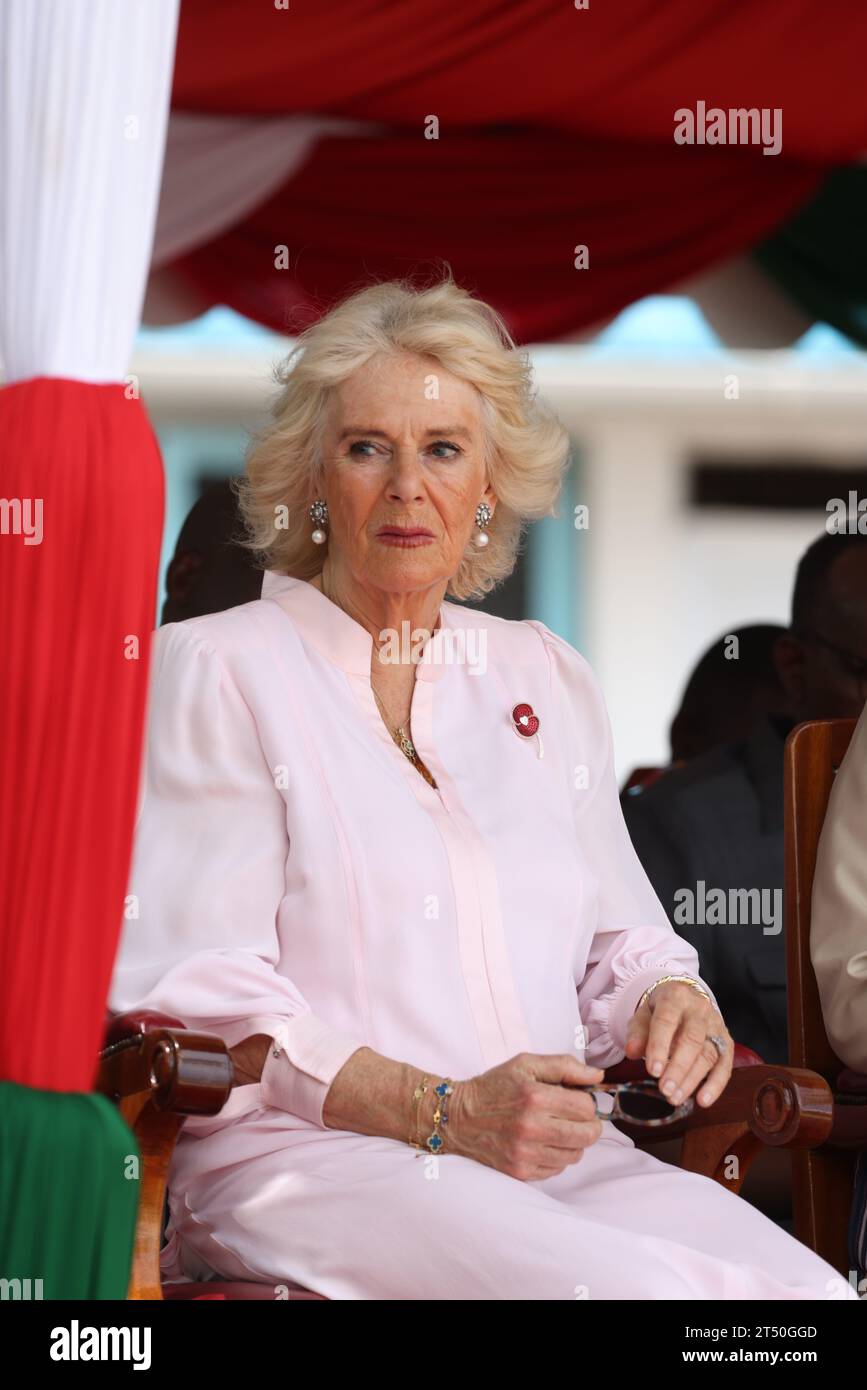 Königin Camilla, während eines Besuchs der Marinestützpunkt Mtongwe in Mombasa, wo sie und König Karl III. Auch die von den Royal Marines seiner Majestät ausgebildeten Kenia Marines beobachten werden, wie sie am dritten Tag des Staatsbesuchs in Kenia eine versteckte Strandlandung demonstrieren und die Verteidigungszusammenarbeit in Aktion zeigen. Bilddatum: Donnerstag, 2. November 2023. Stockfoto
