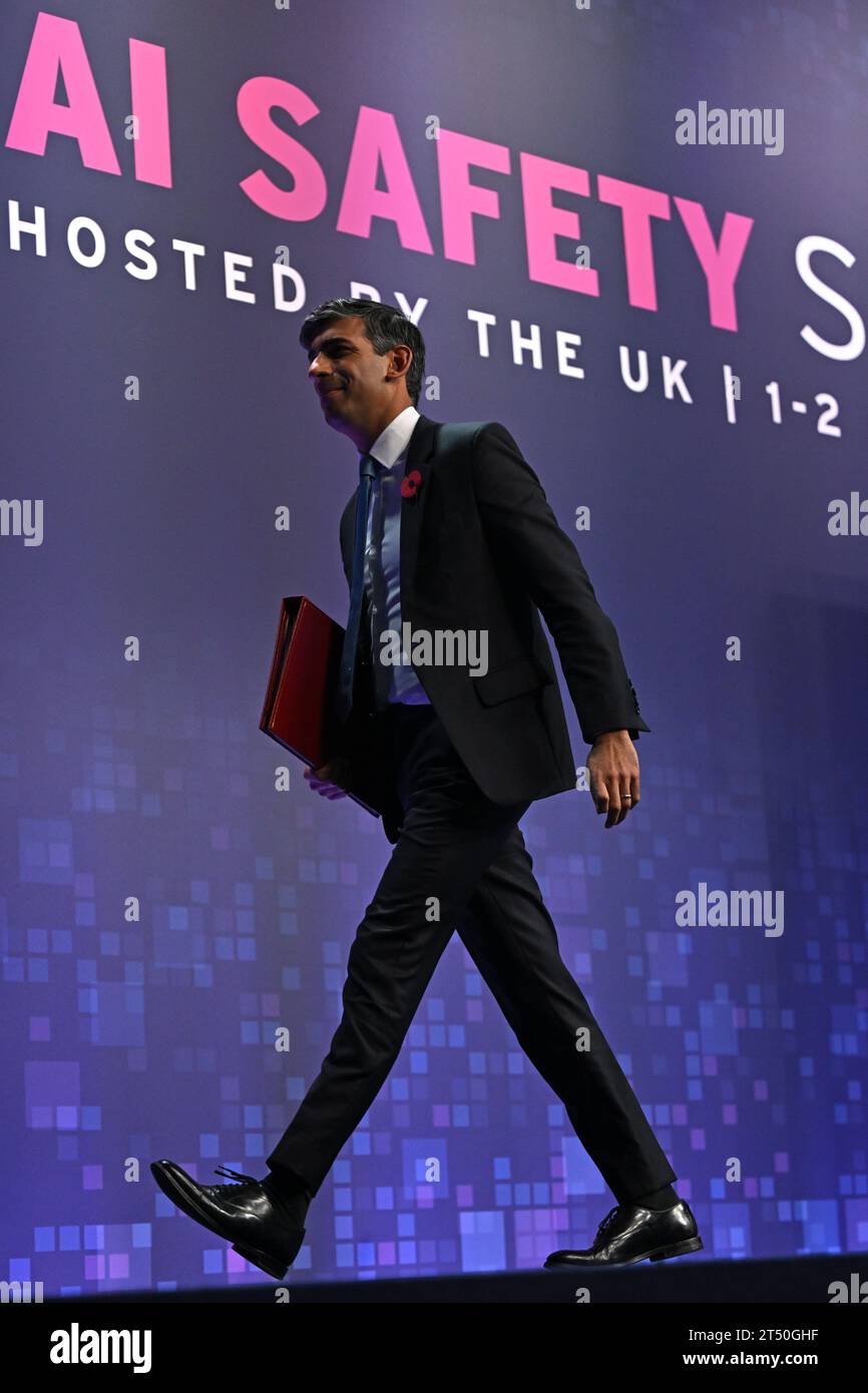 Premierminister Rishi Sunak geht nach der Abschlusspressekonferenz auf dem KI-Sicherheitsgipfel, dem ersten globalen Gipfel über den sicheren Einsatz künstlicher Intelligenz, im Bletchley Park in Milton Keynes, Buckinghamshire. Bilddatum: Donnerstag, 2. November 2023. Stockfoto