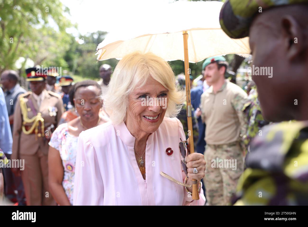 Königin Camilla, während eines Besuchs der Marinebasis Mtongwe in Mombasa, wo sie auch beobachten, wie die von den Royal Marines seiner Majestät ausgebildeten Kenya Marines am dritten Tag des Staatsbesuchs in Kenia eine versteckte Strandlandung demonstrieren und die Verteidigungszusammenarbeit in Aktion zeigen. Bilddatum: Donnerstag, 2. November 2023. Stockfoto