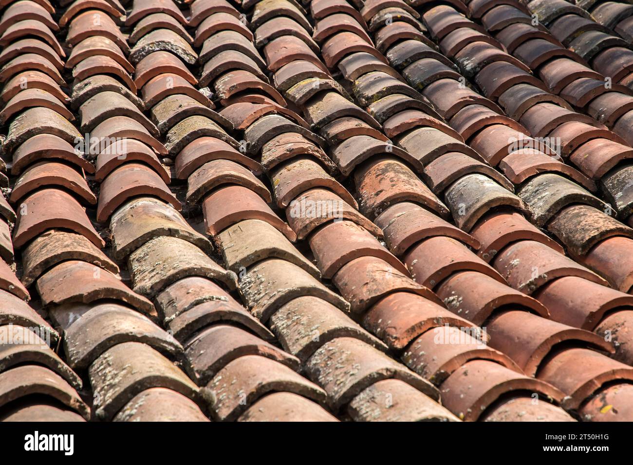 Das alte Ziegeldach eines alten Landhauses Stockfoto
