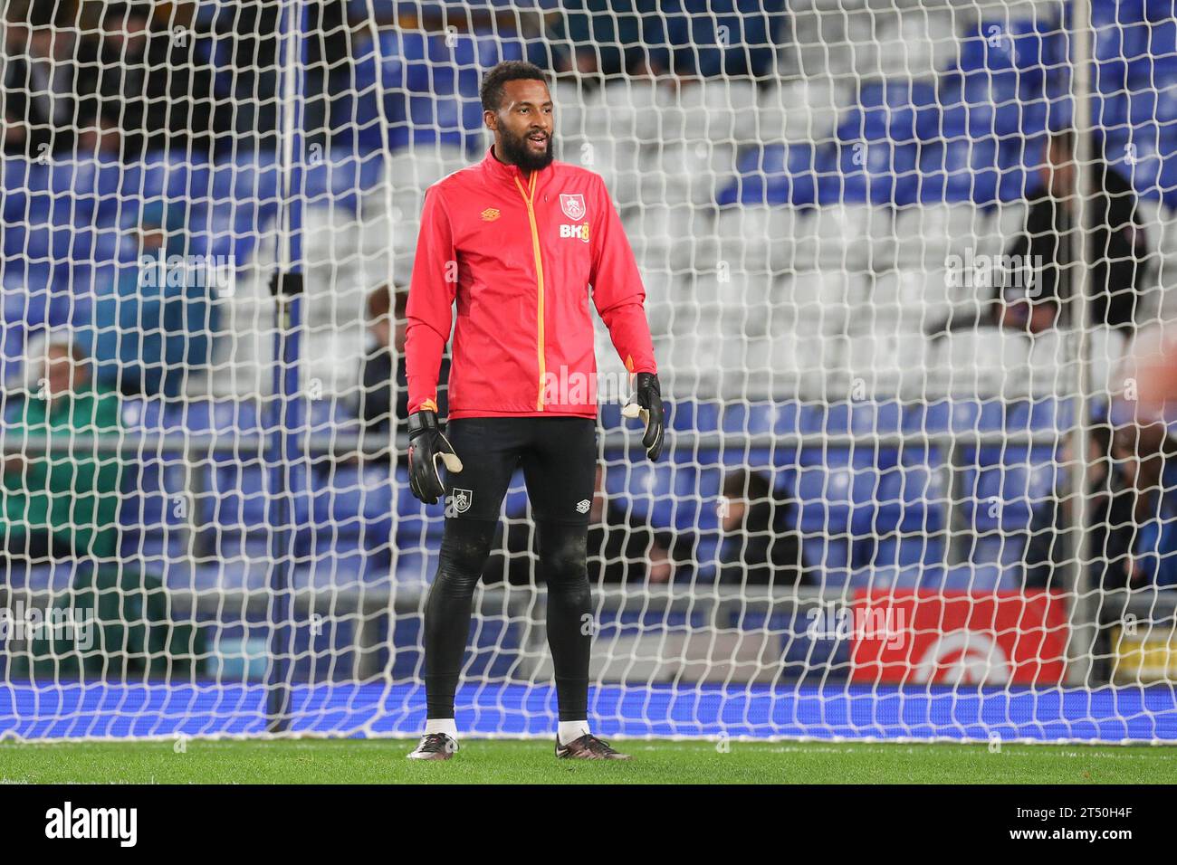 Liverpool, Großbritannien. November 2023. Burnley Torhüter Lawrence Vigouroux (29) wärmt sich am 1. November 2023 während des Spiels Everton FC gegen Burnley FC, Carabao Cup 4. Runde im Goodison Park, Liverpool, England, Großbritannien auf. Credit: Every Second Media/Alamy Live News Stockfoto