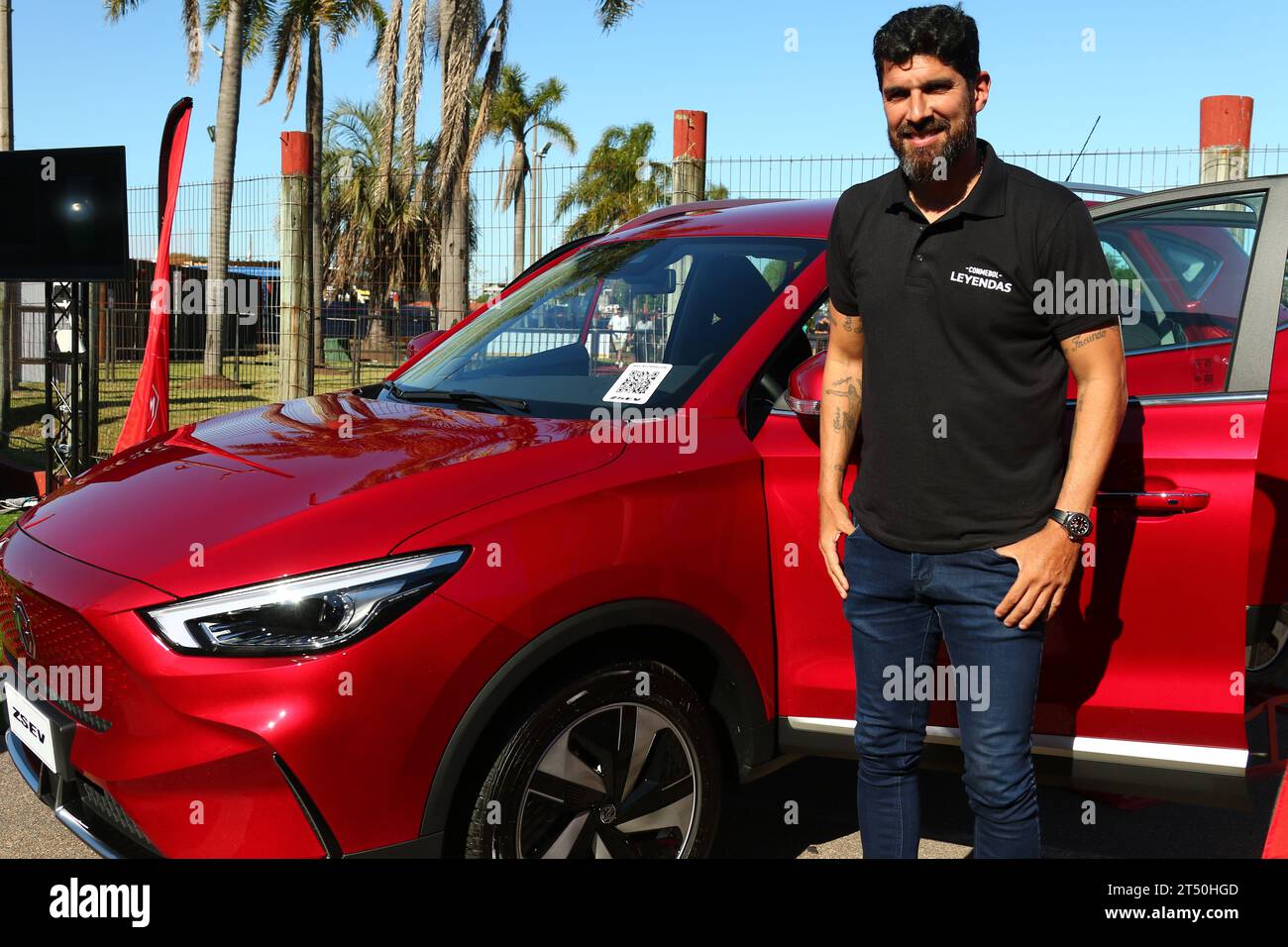 Maldonado, Uruguay, 28. Oktober 2023, Sebastian Abreu posiert vor einem Elektrofahrzeug MG vor dem Endspiel des CONMEBOL Sudamericana Cup Stockfoto