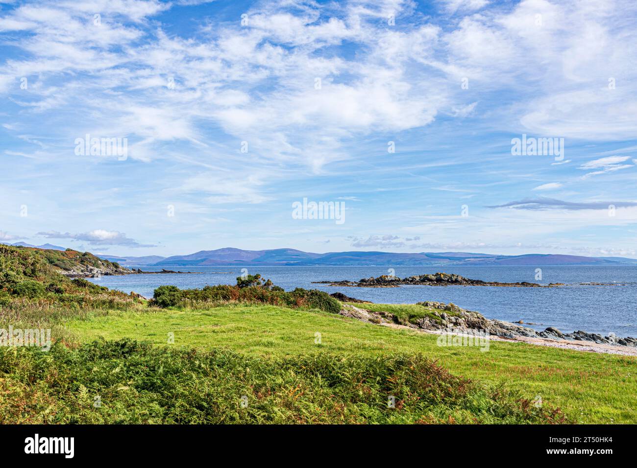 Gemischte Sommerkulisse über der Isle of Arran in der Nähe von Peninver auf der Kintyre Peninsula, Argyll & Bute, Schottland Großbritannien Stockfoto