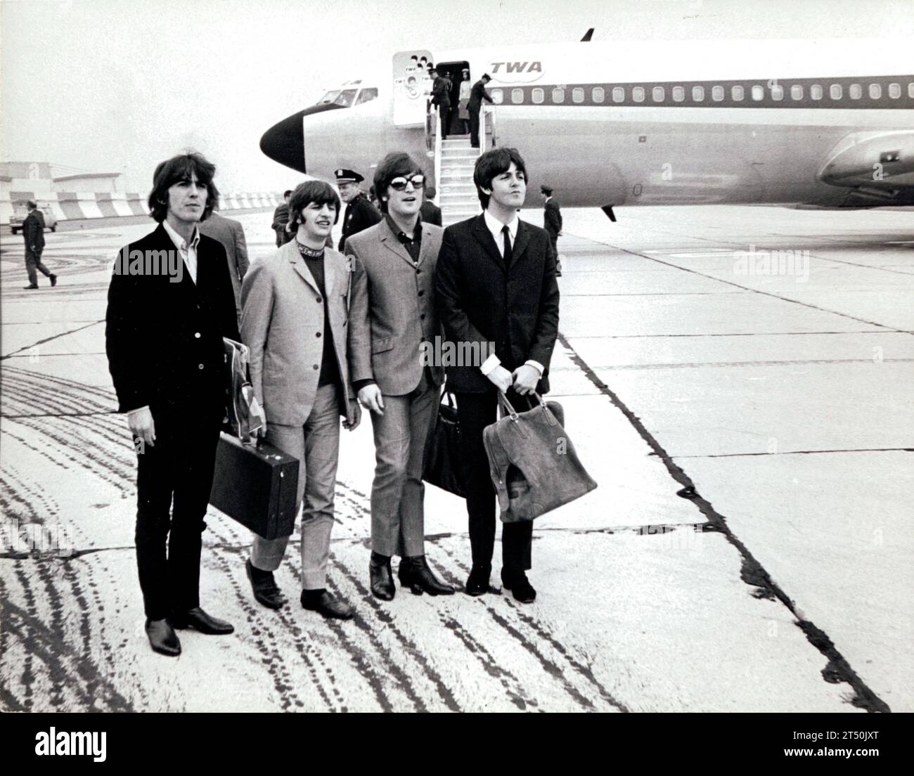 7. Februar 1964, New York, New York, USA: Die englische Rockband „The Beatles“, JOHN LENNON, GEORGE HARRISON, RINGO STARR und PAUL MCCARTNEY kommen an einem verschneiten Tag mit Koffern am New Yorker Kennedy Airport an und ebnen den Weg für „Beatlemania“ bei ihrem ersten Besuch in den USA. (Kreditbild: © Keystone Press Agency/ZUMA Press Wire) NUR REDAKTIONELLE VERWENDUNG! Nicht für kommerzielle ZWECKE! Stockfoto