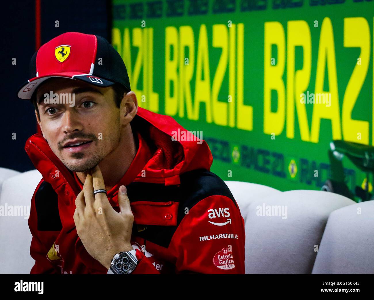 São PAULO, SP - 02.11.2023: ENTREVISTA COLETIVA PILOTOS GP BRASILIEN F1 - Fahrer halten eine Pressekonferenz ab, um über die Erwartungen für den Formel-1-Rolex-Grand-Prix von São Paulo 2023 zu sprechen, am Donnerstag Nachmittag (02) auf der Rennstrecke von Interlagos südlich der Hauptstadt. Auf dem Foto Charles Leclerc #16, FERRARI. (Foto: Aloisio Mauricio/Fotoarena) Stockfoto