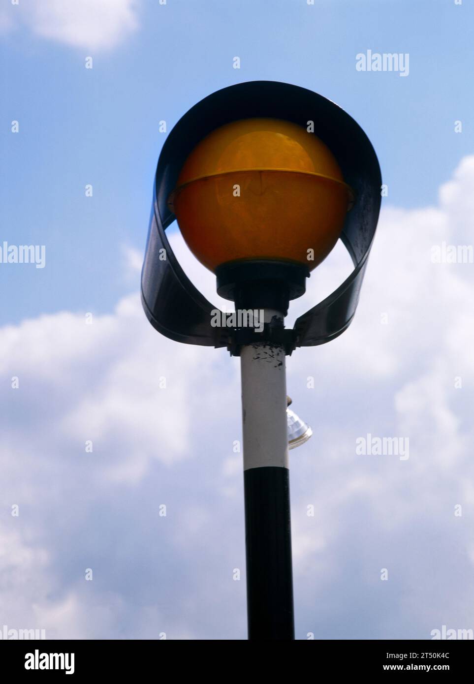 Nahaufnahme des Belisha Beacon bei Fußgängerüberquerung England Stockfoto