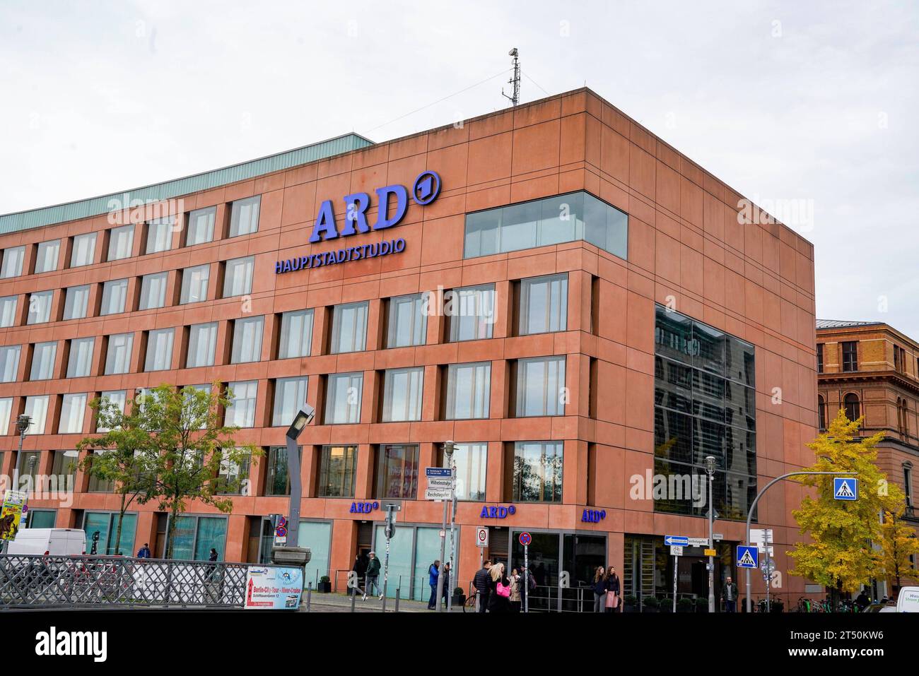 Berlin, Deutschland 2. November 2023: Hauptstadtstudio der ARD, Arbeitsgemeinschaft der Rundfunkanstalten Deutschlands *** Berlin, Deutschland 2. November 2023 Hauptstadtstudio der ARD, Konsortium der Rundfunkanstalten Deutschland Copyright: XFotostandx/xReuhlx Credit: Imago/Alamy Live News Stockfoto