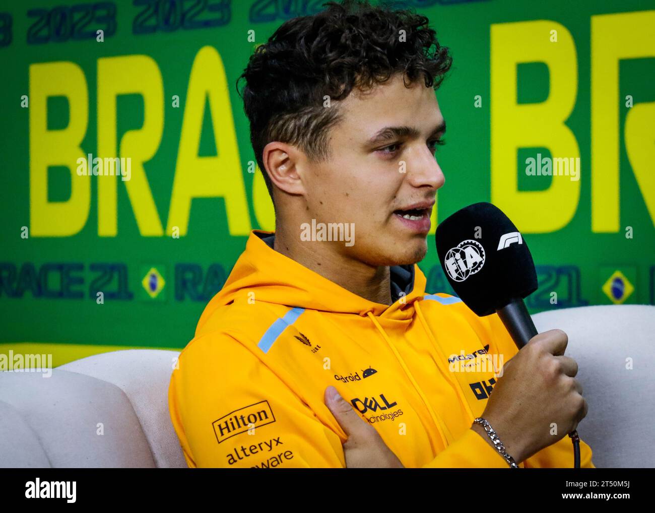 São PAULO, SP - 02.11.2023: ENTREVISTA COLETIVA PILOTOS GP BRASILIEN F1 - Fahrer halten eine Pressekonferenz ab, um über die Erwartungen für den Formel-1-Rolex-Grand-Prix von São Paulo 2023 zu sprechen, am Donnerstag Nachmittag (02) auf der Rennstrecke von Interlagos südlich der Hauptstadt. Auf dem Foto Lando Norris #4, McLaren. (Foto: Aloisio Mauricio/Fotoarena) Stockfoto