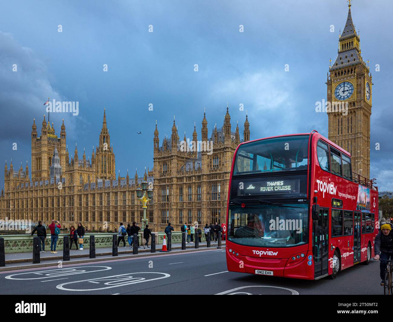 London Big Ben und die Houses of Parliament mit einem roten Tourbus über die Westminster Bridge. London Palace of Westminster. London Big Ben. Londoner Legende. Stockfoto