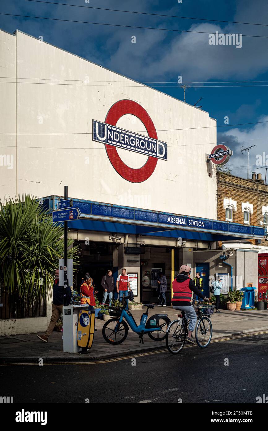 U-Bahn-Station Arsenal in Highbury London. Die U-Bahn-Station Arsenal befindet sich an der Piccadily-Linie. 1906 wurde die Gillespie Road in Arsenal 1932 umbenannt Stockfoto