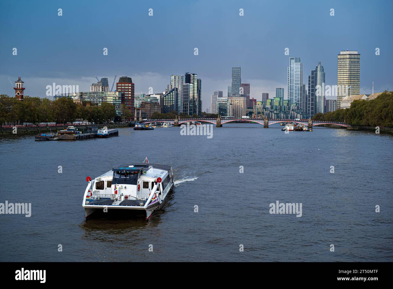 Battersea & Nine Elms Development London. Blick flussaufwärts von der Westminster Bridge zur Battersea- und Nine Elms-Entwicklung. Uber Boat London. Stockfoto