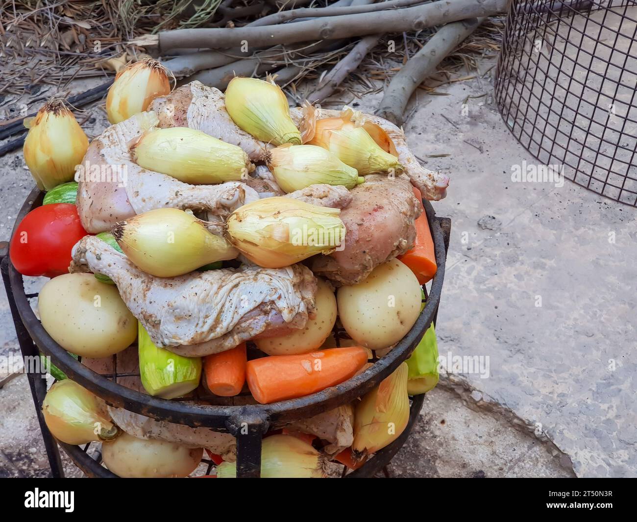 Zurbian Dinner. Das Fass wurde freigelegt und ist fertig und gut gekocht. Es enthält Huhn, Gemüse und Reis. Sie wird auf einem Drahtgestell A platziert Stockfoto