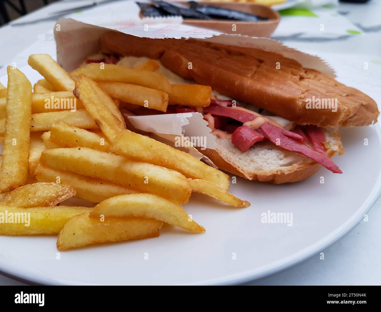 Nahansicht für Sujuk-Fleischburger darin ist Papier Stockfoto