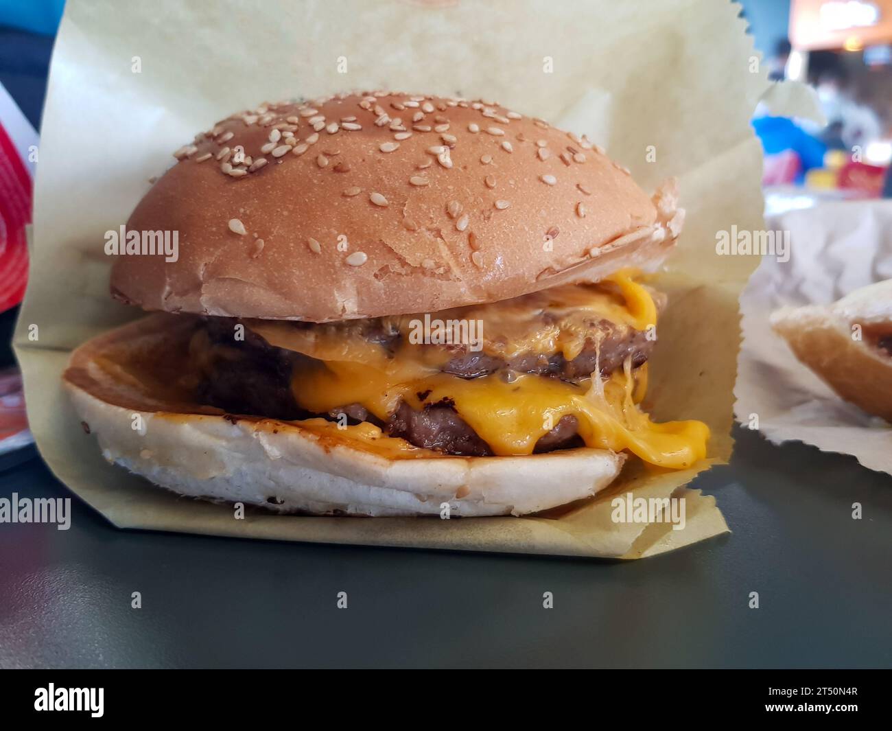 Nahansicht für Fleischkäse, Fleischburger darin ist Papier Stockfoto