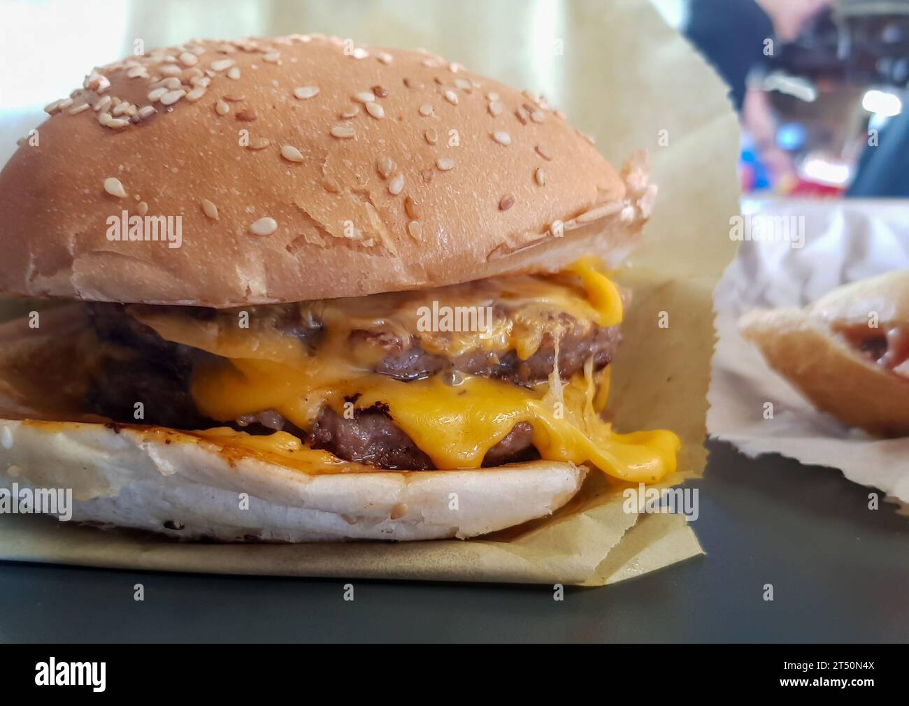 Nahansicht für Fleischkäse, Fleischburger darin ist Papier Stockfoto