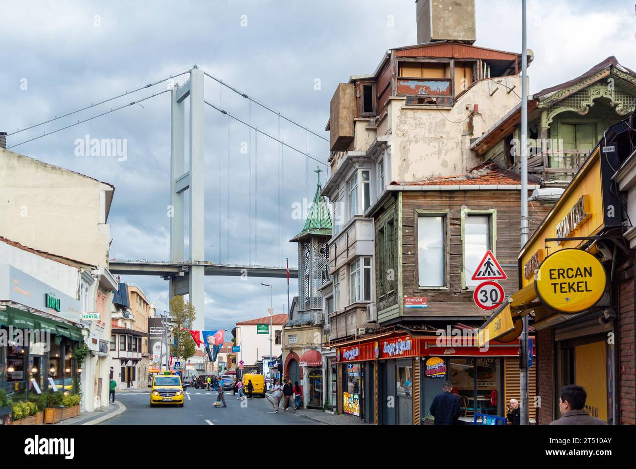 Istanbul, Türkei, Stadtbild von Ortakoy mit traditionellen Holzhäusern. Nur redaktionell. Stockfoto