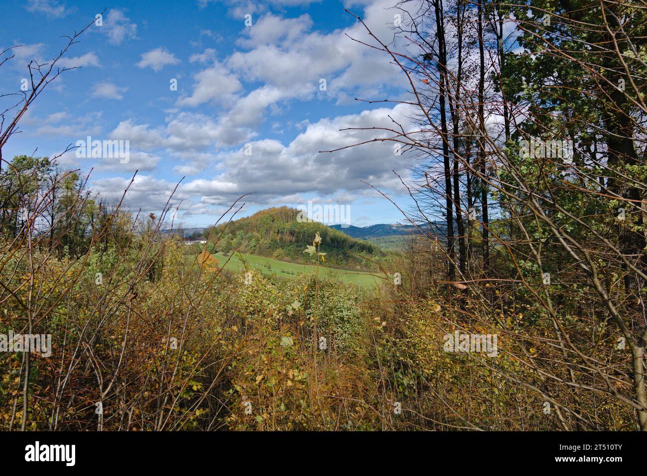 Hradisko Hügel in Roznov Pod Radhostem, eine schöne kleine Stadt in Tschechien. Landschaft mit Feldern, Weiden und Wiesen und wolkenblauem Himmel. Sonniger Autom Stockfoto