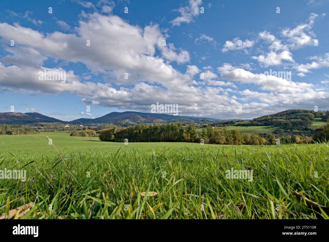 Der Radhost Berg und die umliegenden Hügel in der Nähe von Roznov Pod Radhostem, einer schönen kleinen Stadt in Tschechien. Landschaft mit Feldern, Weiden und Wiesen. Stockfoto