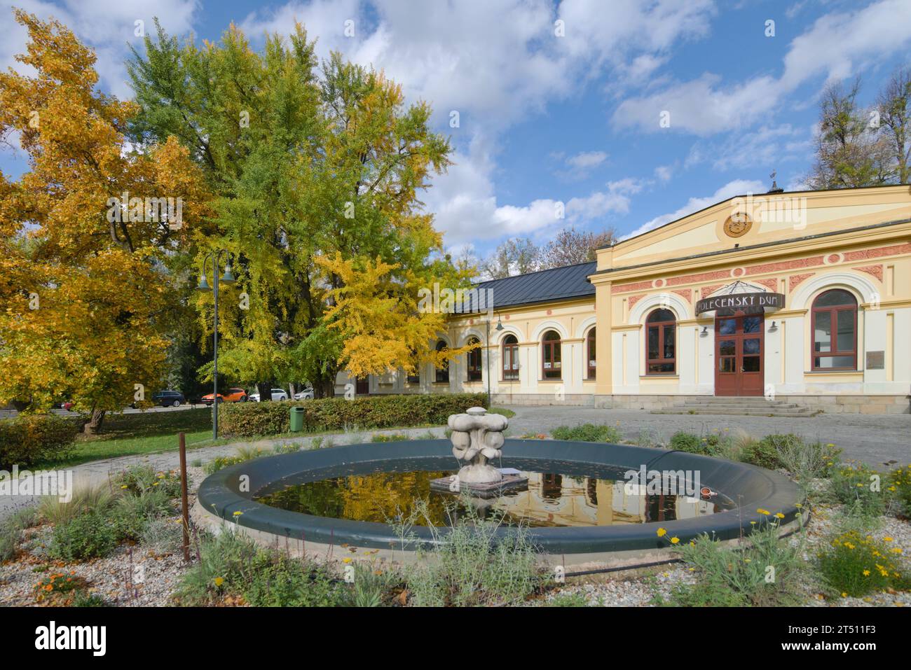 Gemeindezentrum in der Nähe des Parks in Roznov Pod Radhostem in der Tschechischen republik. Kombination aus moderner und klassischer Architektur und Herbstlaub. Stockfoto