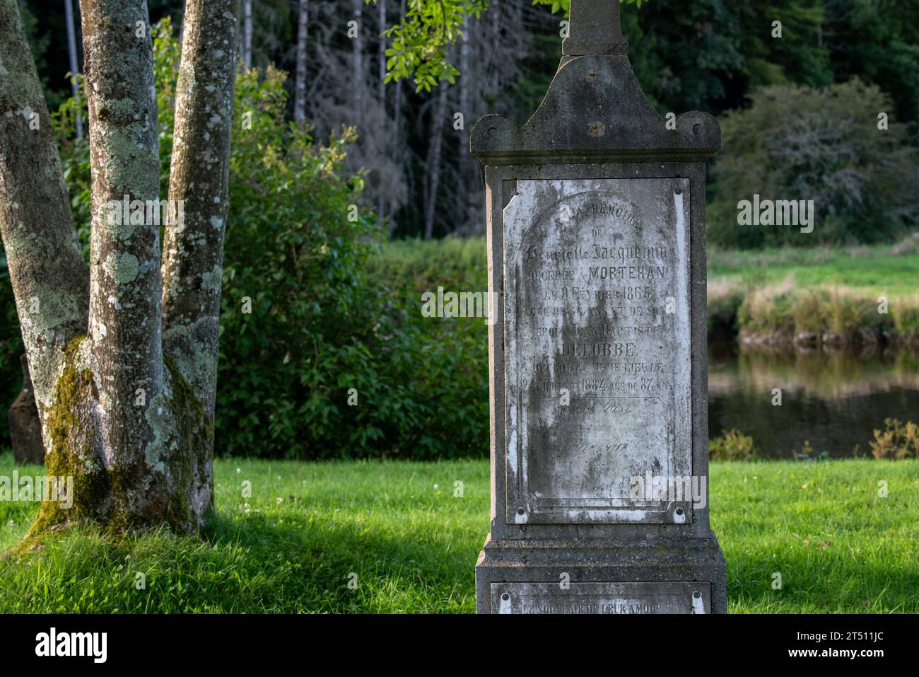 Grabstein aus dem 19. Jahrhundert in Le Vieux Cimetière, alter Friedhof am Fluss Semois im Dorf Mortehan, Bertrix, Luxemburg, Ardennes, Belgien Stockfoto