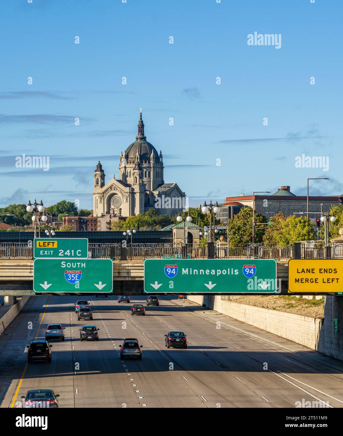 St. Paul, MN:14. Oktober 2023: Kathedrale St. Paul in St. Paul Minnesota über die interstate I94 nach Minneapolis Stockfoto