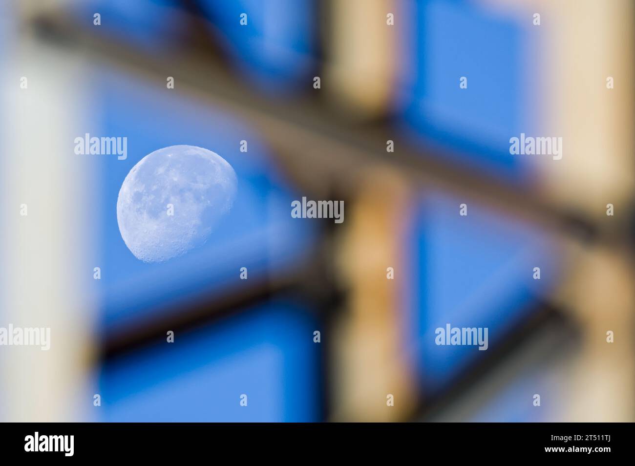 Mond hinter dem Fenster. Abstrakte Fotografie des Mondes am blauen Himmel. Stockfoto