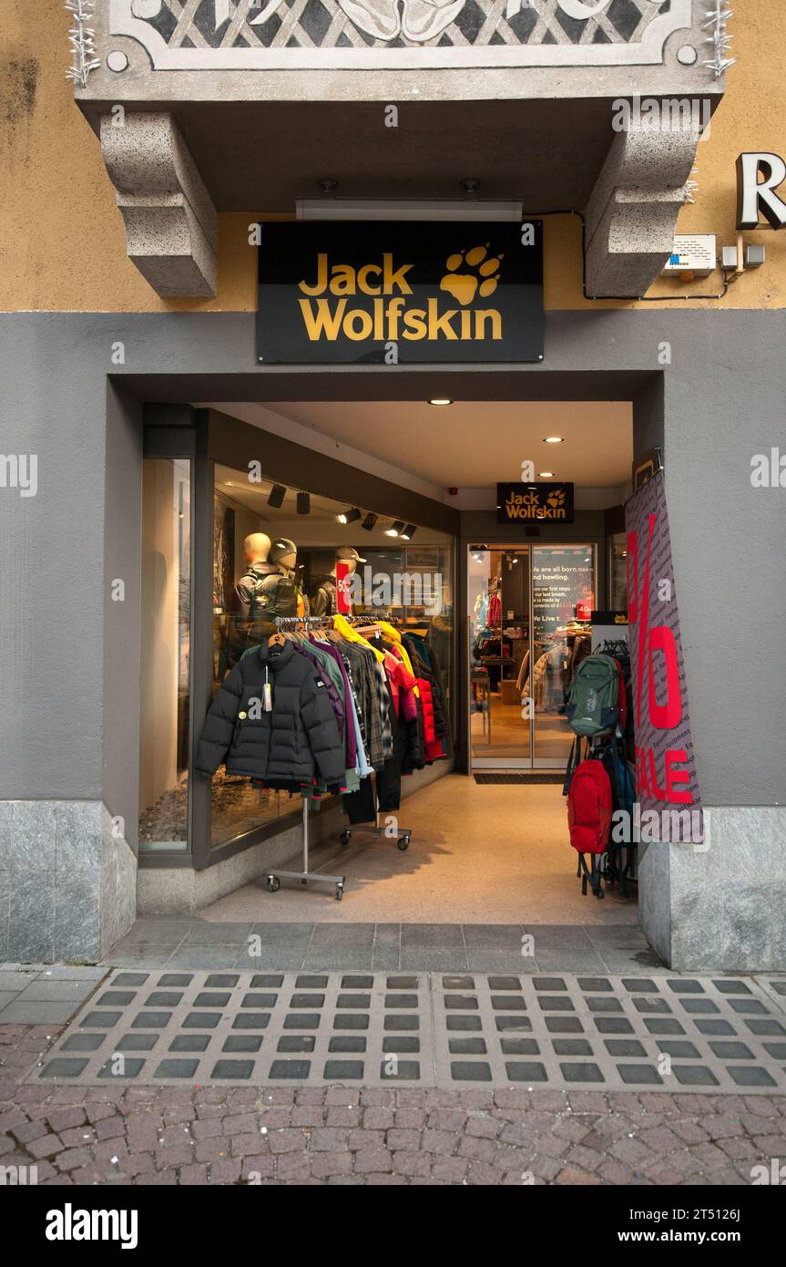 Jack Wolfskin Outdoor-Bekleidungsgeschäft in Bruneck (Bruneck), Trentino-Südtirol, Italien Stockfoto