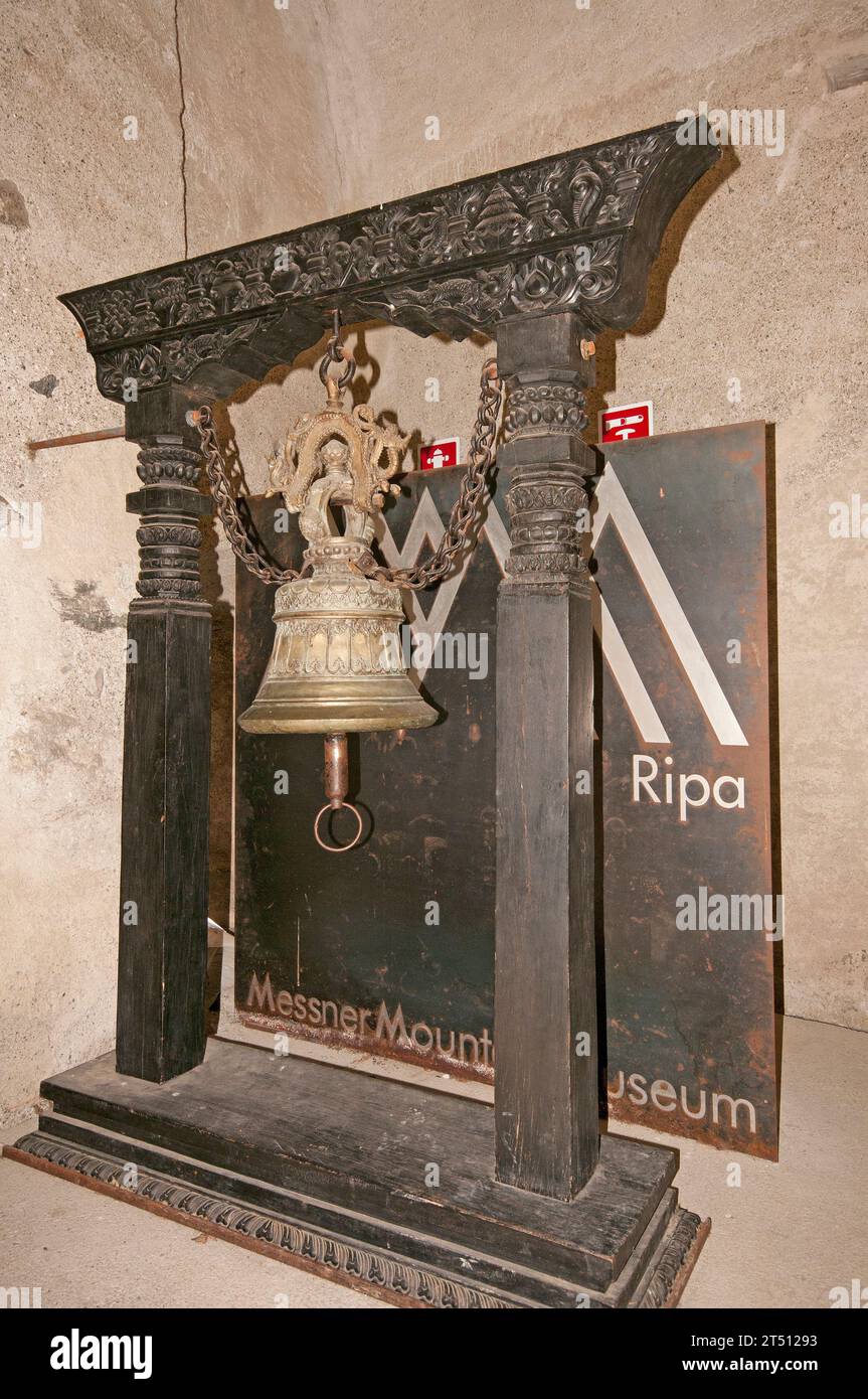 Tibetische Glocke am Eingang des Bruneck Schlosses, Heimat des Messner Bergmuseums Ripa, Bruneck (Bruneck), Trentino-Südtirol, Italien Stockfoto