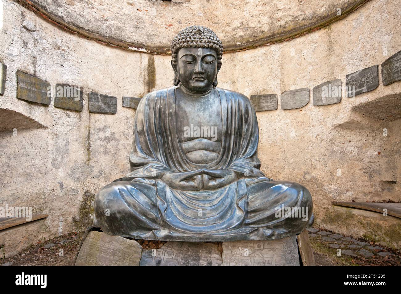 Buddha-Statue in der Lotusblume Position (Padmasana), Messner Mountain Museum Ripa, Bruneck (Bruneck), Trentino-Südtirol, Italien Stockfoto