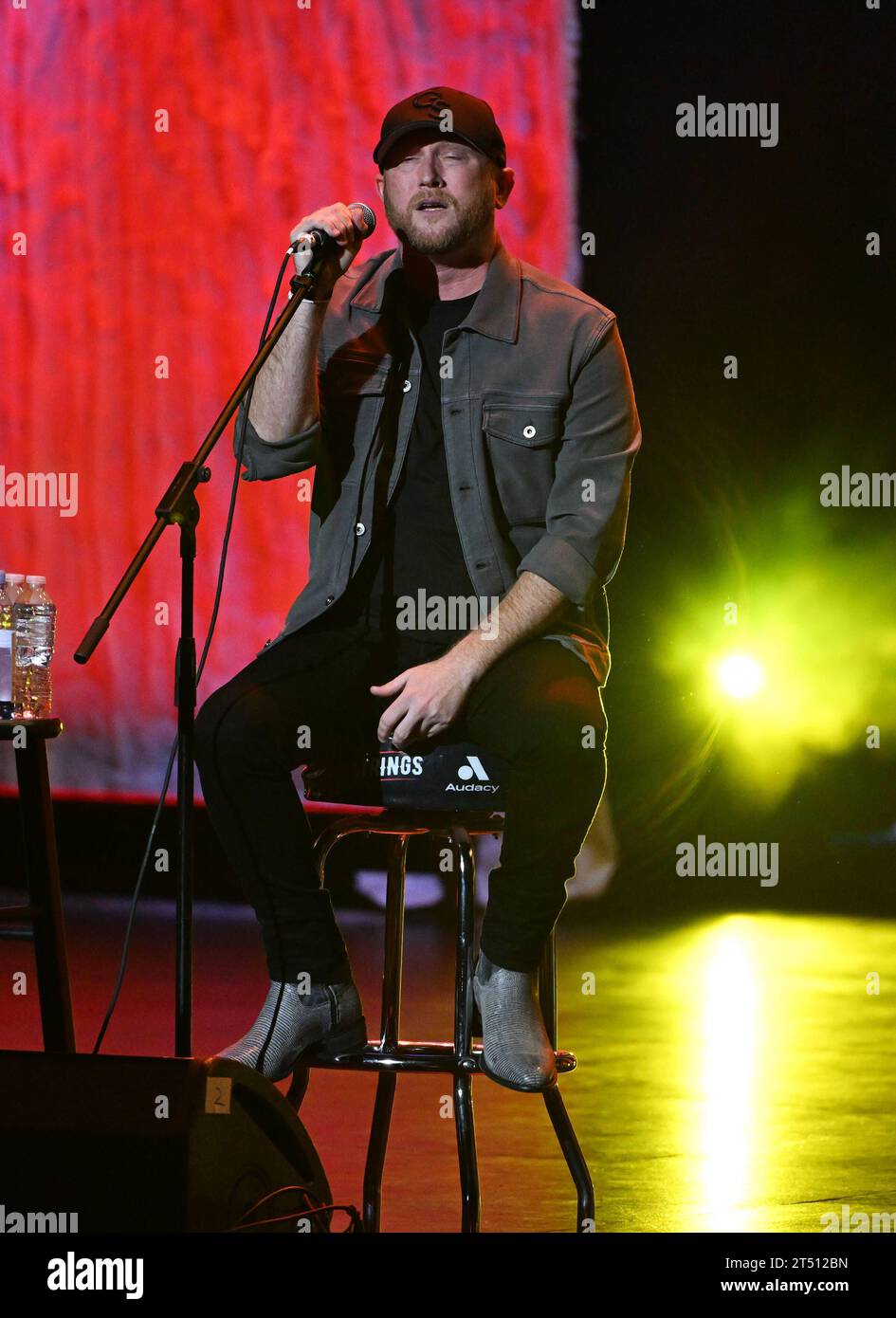 HOLLYWOOD FL - 1. NOVEMBER: Cole Swindell tritt während der Audacy's Stars n Strings at Hard Rock Live auf, die am 1. November 2023 im Seminole Hard Rock Hotel & Casino in Hollywood, Florida, stattfindet. Copyright: Xmpi04/MediaPunchx Credit: Imago/Alamy Live News Stockfoto