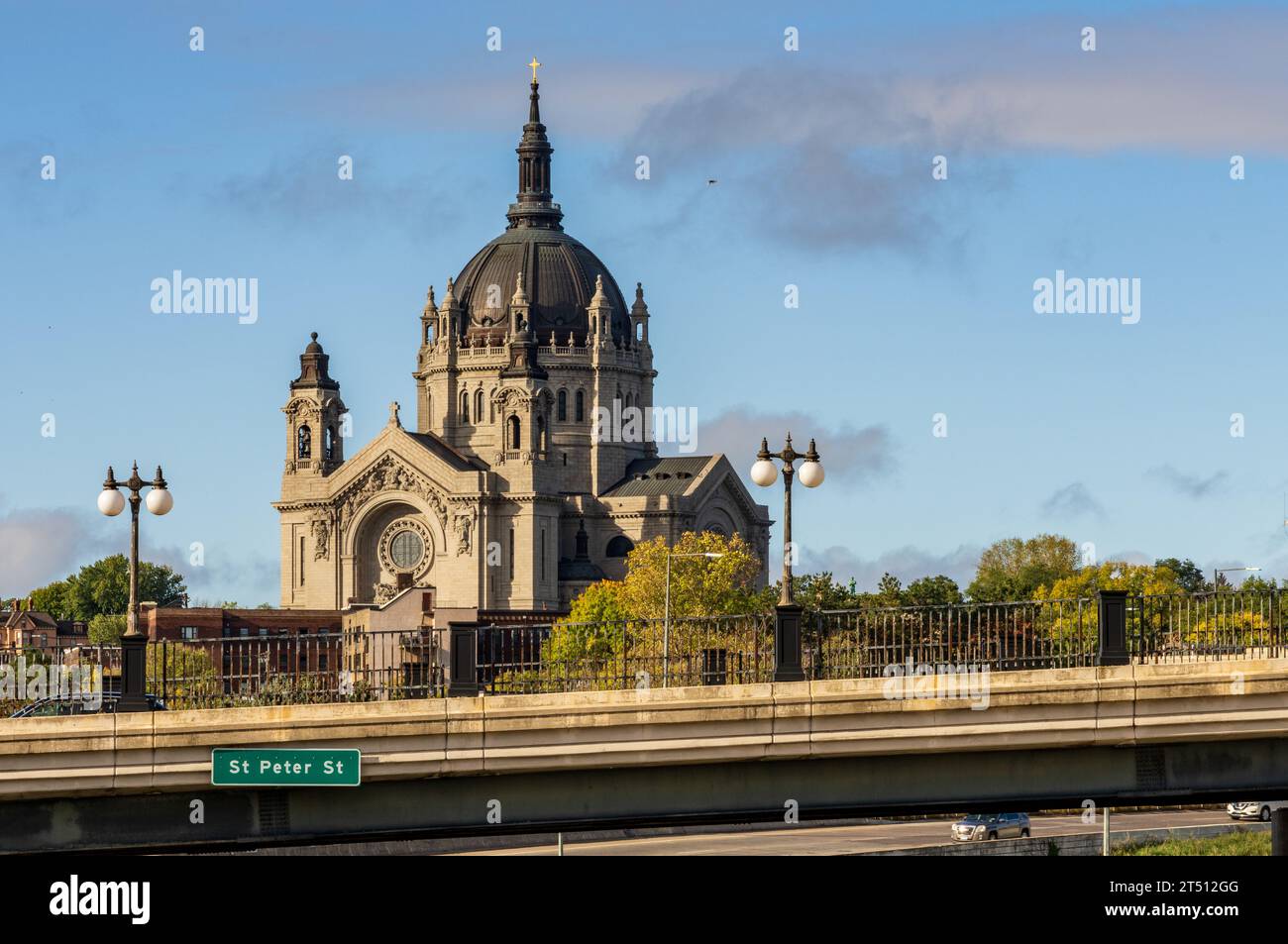 Kathedrale St. Paul in St. Paul Minnesota über die St. Peter St Brücke gesehen Stockfoto