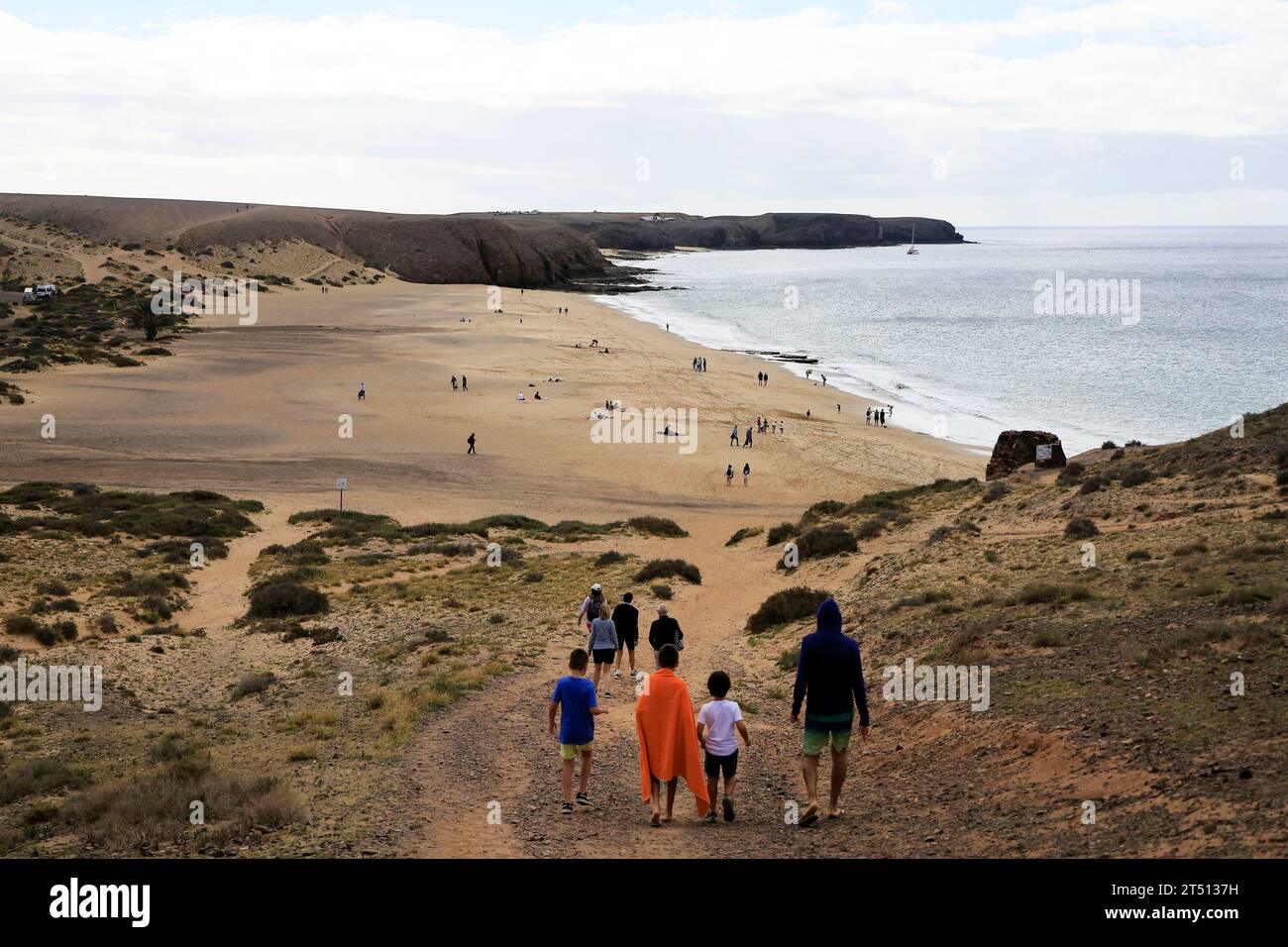 Der Weg hinunter zum beliebten Strand Playa Mujeres, Playa Blanca, Lanzarote, Kanarischen Inseln, Spanien nahm März 2023 Stockfoto