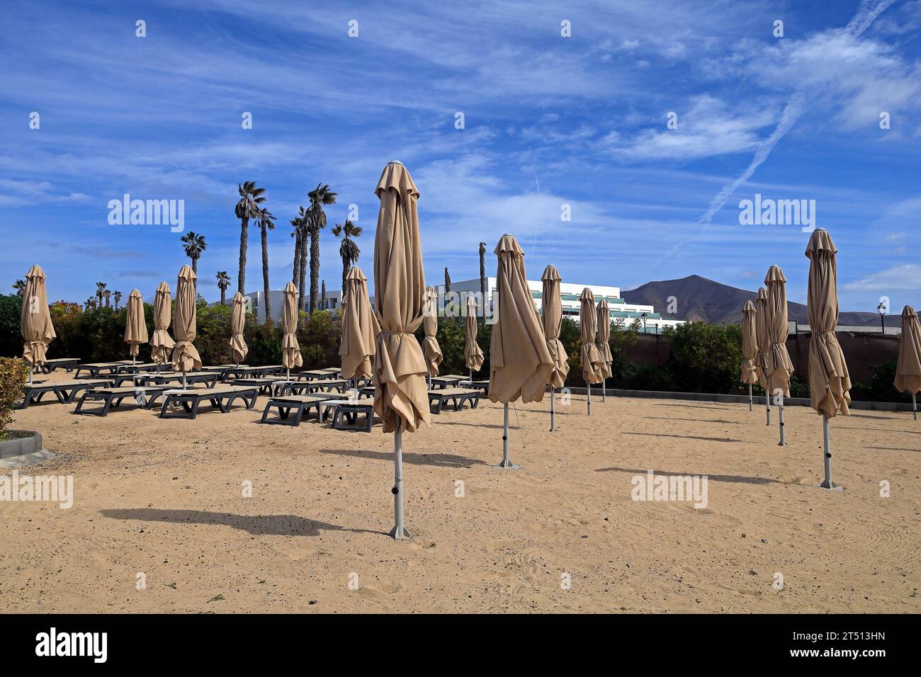 Sonnenschirme, geschlossen stehend in Reihen, playa Blanca, Lanzarote. Vom März 2023 Stockfoto