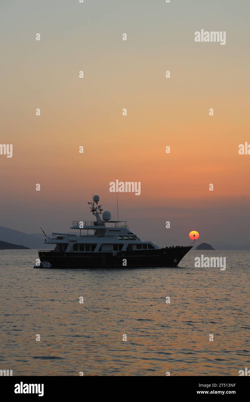 Bodrum, Türkei. 23. Oktober 2023: Sonnenuntergang und Segelboot. Turgutreis, Bodrum. Stockfoto