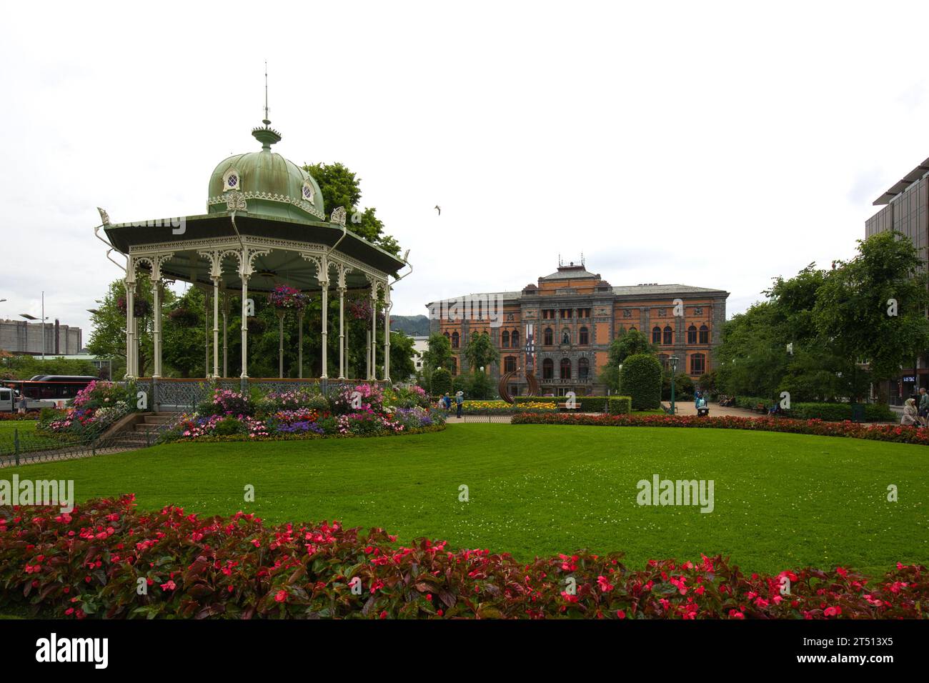 Norwegen, Vestland, Bergen - 11. Juli 2023: Byparken mit Musikpavillon und dem Gebäude des Westnorwegischen Museums für dekorative Kunst Stockfoto