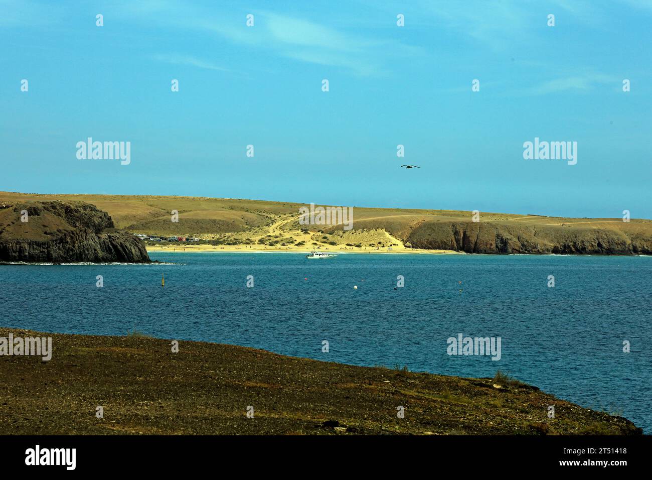 Blick über die Bucht Papagayo Halbinsel, Playa Mujeres, von Las Coloradas auf dem Küstenweg Lanzarote. Vom März 2023 Stockfoto