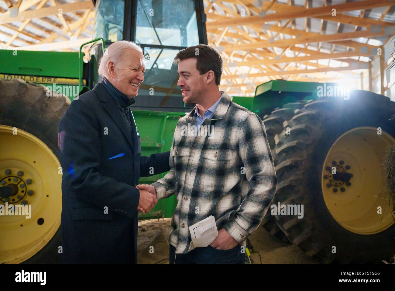 Northfield, Usa. November 2023. US-Präsident Joe Biden dankt dem Bauern der zweiten Generation, Brad Kluver, bevor die Investition in Rural America am 1. November 2023 in Northfield, Minnesota, in Familienbesitz befindliche Dutch Creek Farm begann. Quelle: Adam Schultz/White House Photo/Alamy Live News Stockfoto